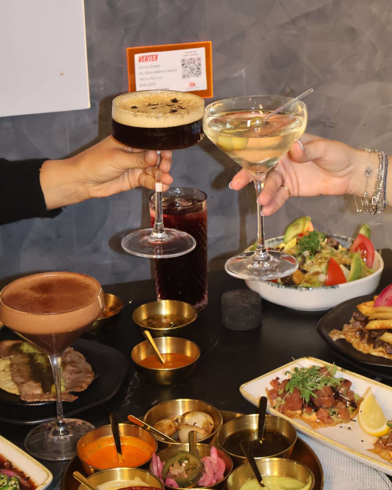 Brindis con cocteles sobre una mesa con tacos
